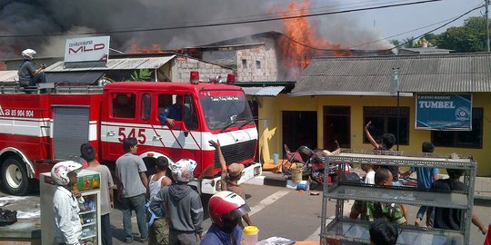 Korsleting listrik picu kebakaran kios bensin di Bandung, satu tewas