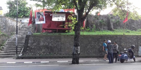 Spanduk 'Salam Sakit Hati' ramai terpasang di posko PDIP Buleleng