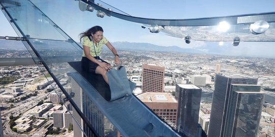 Uji adrenalin meluncur di perosotan kaca dari lantai 70