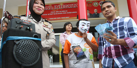 Paksa 2 anak kandungnya ngamen, seorang Ibu ditangkap polisi