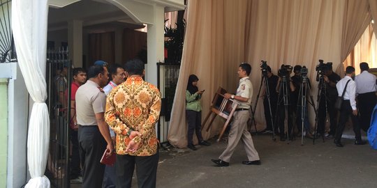 Dikunjungi anggota DPR, Komjen Tito didampingi istri dan kakak