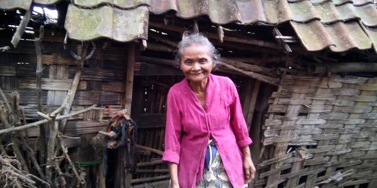 Beginilah kondisi kemiskinan Nenek Mujiati yang tinggal dengan ayam