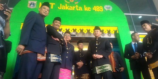 Tingkah lucu Ahok & pimpinan DPRD komentari aksesoris pakaian Betawi