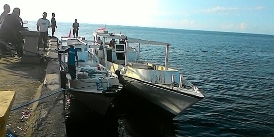 Kapal ikan pembawa penumpang terperangkap di tengah laut