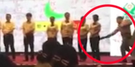 ini pukul pantat karyawan yang dianggap kurang kerja keras rev2