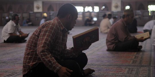 Persiapan masjid Al Markaz Al Islami Makassar di malam itikaf