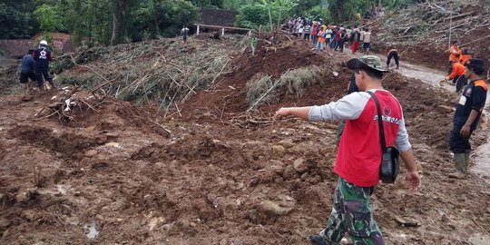 Jalan ambrol terkena longsor, 2 desa di Purworejo terisolir