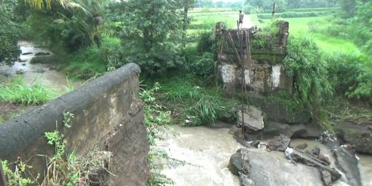 Hujan deras bikin sungai meluap, jembatan darurat di Boyolali hanyut