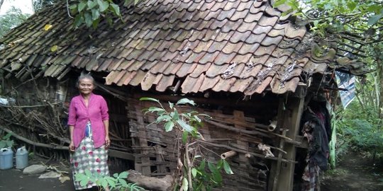 Derita Nenek Mujiati hidup sebatang kara di rumah reyot