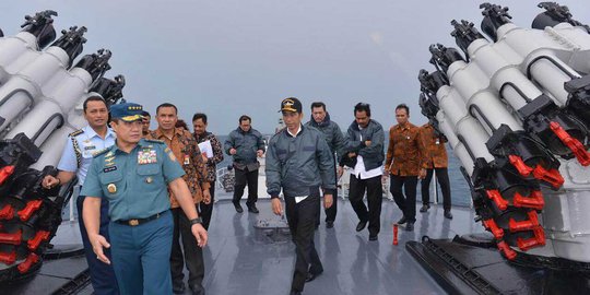 Menengok Jokowi pimpin rapat terbatas di atas kapal perang