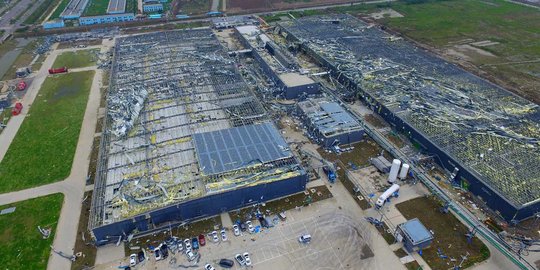 Pandangan udara pabrik di China hancur diterjang tornado
