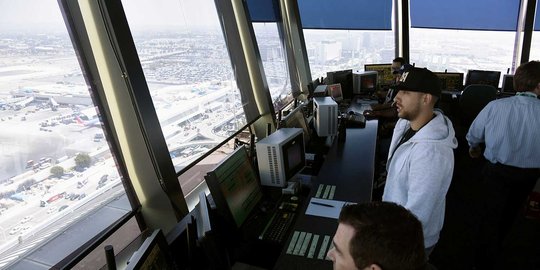 Melihat kesibukan menara kontrol di Bandara Los Angeles