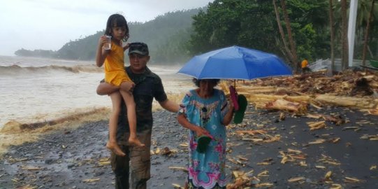 Mengharukan, penyelamatan nenek dan ibu hamil saat banjir Sangihe
