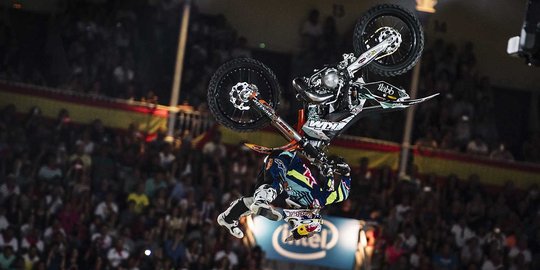 Aksi freestyle kroser dunia di ajang Red Bull X-Fighters