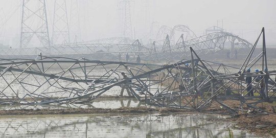 Dahsyatnya tornado China sampai bikin menara sutet roboh