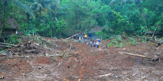 Cegah virus, lokasi longsor Purworejo disemprot desinfektan