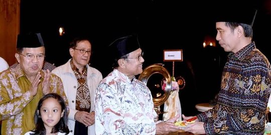 Ulang tahun ke-80, Habibie beri potongan tumpeng pertama ke Jokowi