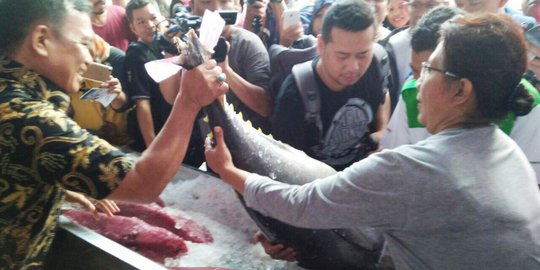Tindaklanjuti arahan Jokowi, Menteri Susi jual ikan murah
