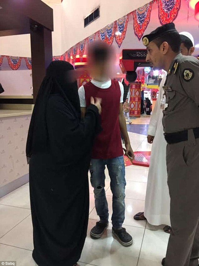 pemuda saudi berpakaian tidak islami