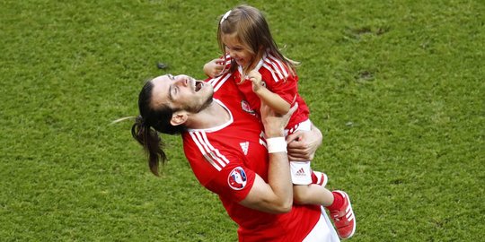 Kemesraan Gareth Bale dan putri cantiknya