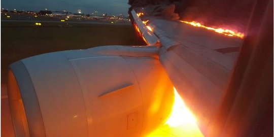 Pesawat Singapore Airlines terbakar dan lakukan pendaratan darurat