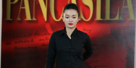 Ini video goyang nyolot Zaskia Gotik di Pesbuker yang disemprit KPI