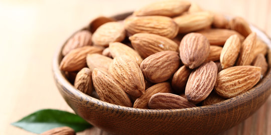 Kunyah-kunyah kacang almond, cara enak jaga kesehatan mata