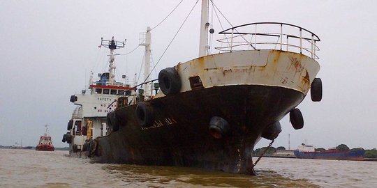 Kapal tanker 'kencing' BBM di Banyuasin milik WN Singapura