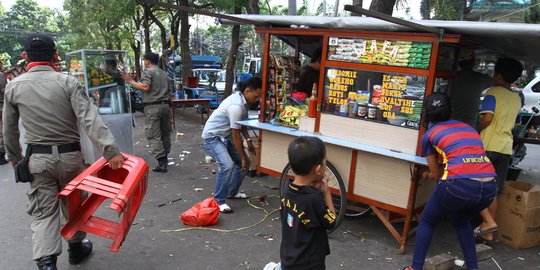 Satpol PP di Semarang keroyok polisi yang jualan sosis