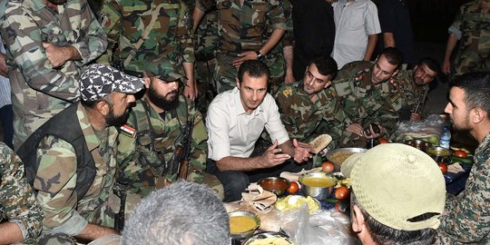 Keakraban Bashar al-Assad buka bersama pasukan setianya