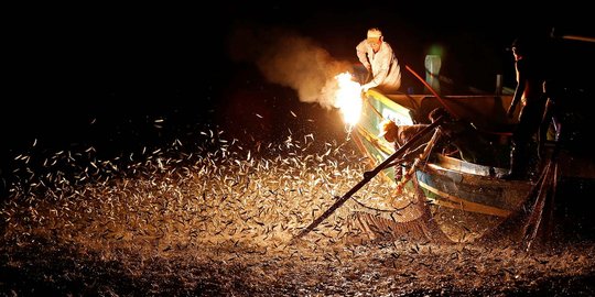 Cara tradisional nelayan Taiwan pancing ikan pakai api