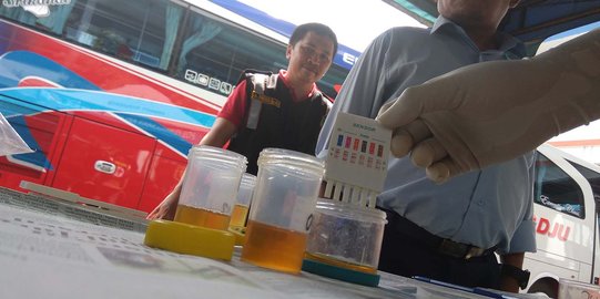 Polres Jakbar tes urine sopir & kondektur bus di Terminal Kalideres