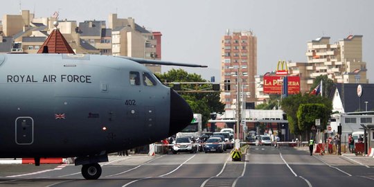 Uniknya Bandara Gibraltar, miliki landasan pacu sekaligus jalan raya