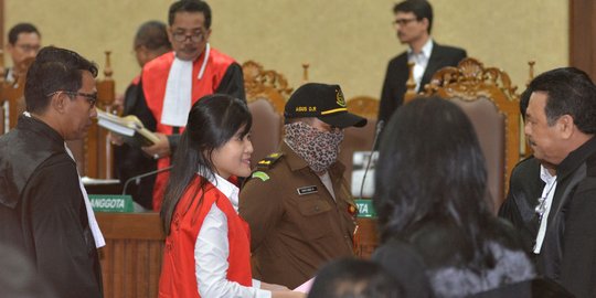 Ayah Mirna: Semua saksi banyak benar itu, antre