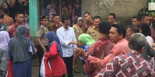Presiden Jokowi bagi-bagi amplop dan sembako untuk warga Bogor
