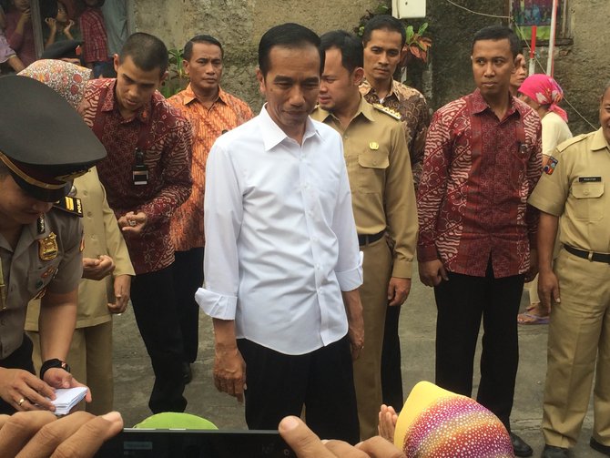 jokowi bagi bagi sembako di bogor