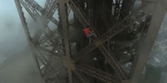 Aksi Mendebarkan, 3 Pemuda Panjat Eiffel Tanpa Pengaman