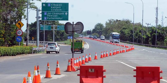 H-7 Lebaran, arus kendaraan di Tol Jakarta-Cikampek mulai ramai