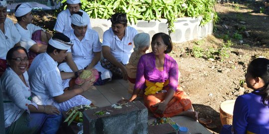 Damainya Tradisi Memujung di Bali, makan bersama di atas kuburan