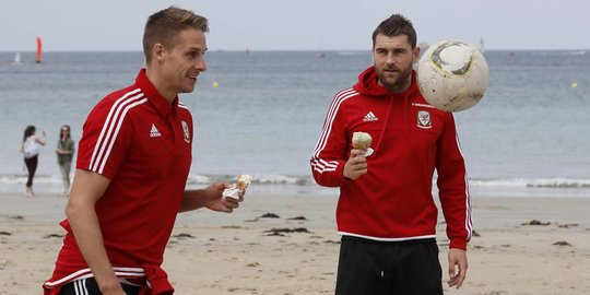 Gaya 'woles' pemain Wales latihan sambil makan es krim