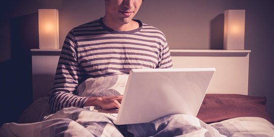 laptop di atas ranjang