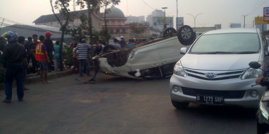 Honda Freed terbalik usai tabrak pohon dan tiang listrik