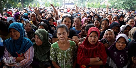 Ratusan ibu-ibu padati bazar daging di Cilincing