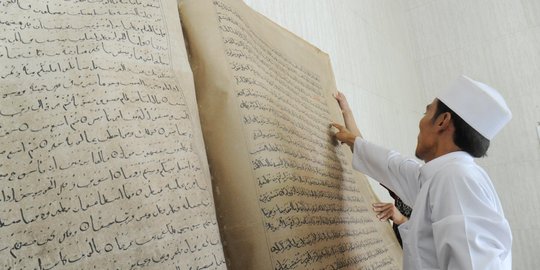 Alquran raksasa dan kuno ini ada di Indonesia