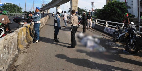 Pemotor tewas usai tersangkut kabel menjuntai di flyover Kebayoran
