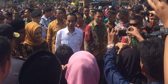 Presiden bagi sembako, buku tulis dan amplop untuk warga Serang