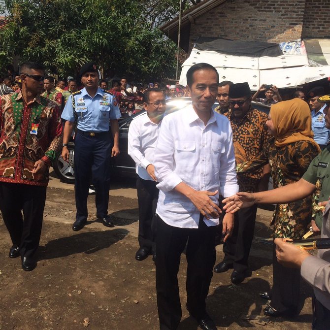 jokowi bagi bagi sembako di serang