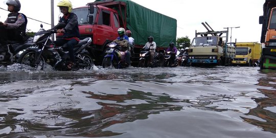 Hujan deras mengguyur Sidoarjo bikin arus lalu lintas tersendat