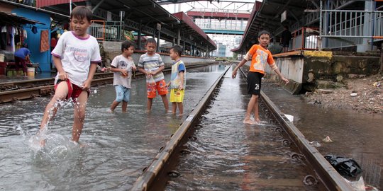 Rel terendam banjir, ratusan penumpang kereta dialihkan dengan bus