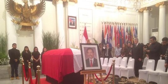 Jokowi berikan penghormatan terakhir kepada Dubes Alex Litaay